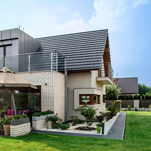 A residential property built using Oslo Pearl and White Smooth bricks