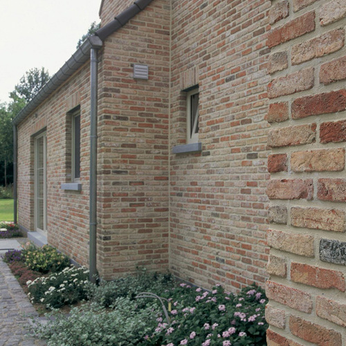 A garden with Venus Rustica bricks in the background