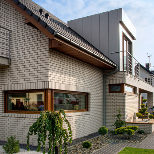 Rear view of a house built using Oslo Pearl and White Smooth bricks